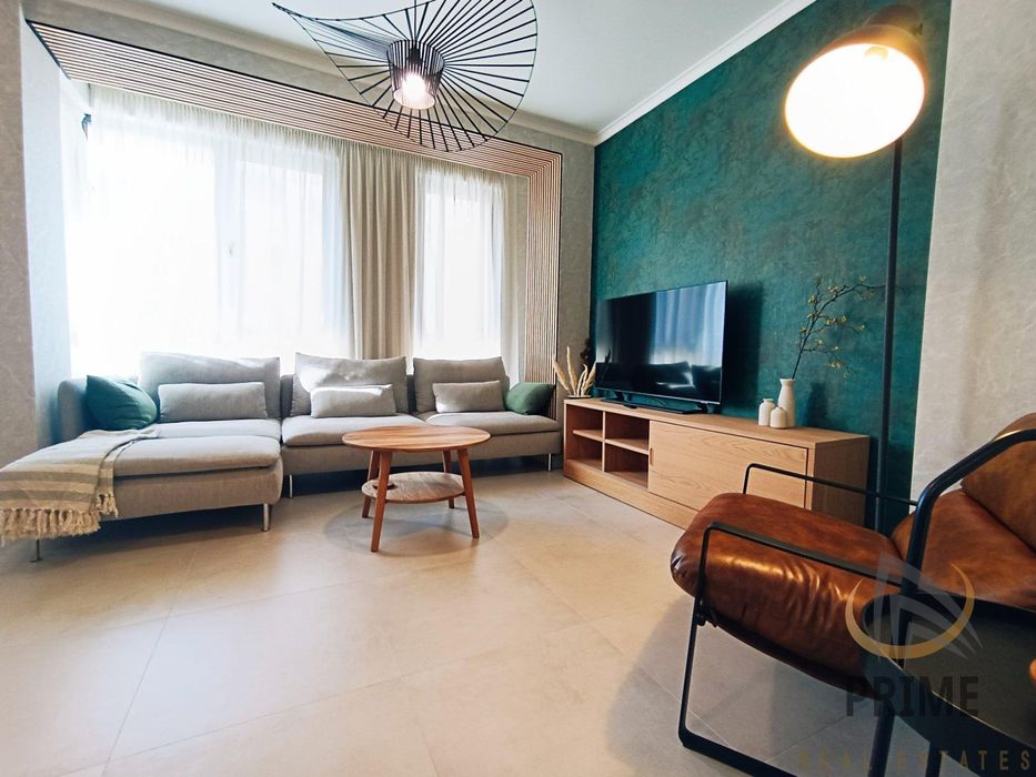 Дава се под наем Двустаен апартамент в Бургас, Център - 80 кв.м за 1000 € - Снимка #1