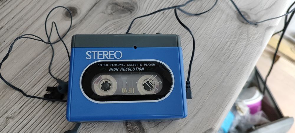 Кассетный плейер из 90-х
