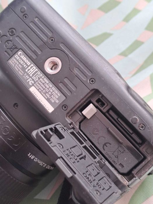 Цялостен комплект фотоапарат Canon EOS2000D / EF-S18-55mm EF 75-300mm