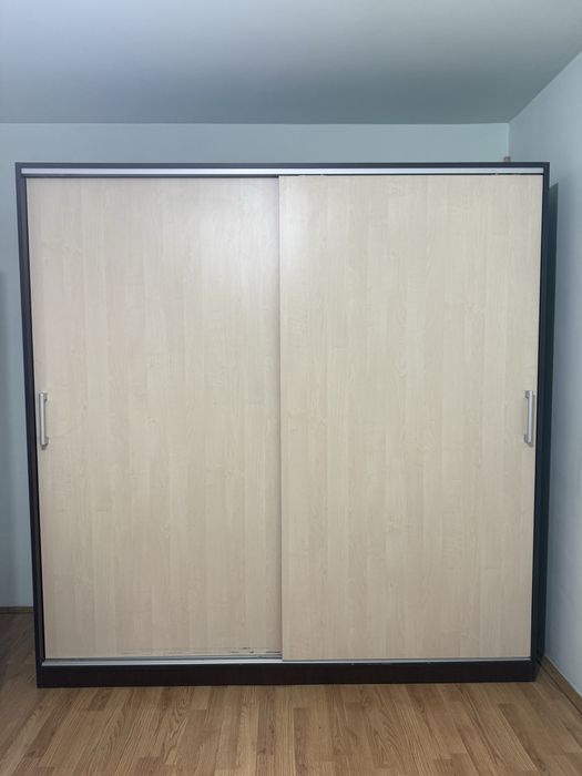 Dulap cu uși glisante – stare bună