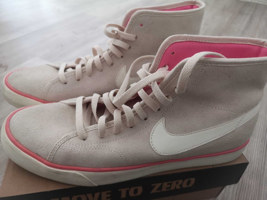 Оригинални дамски кецове Nike