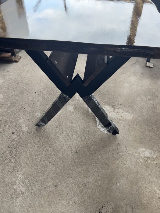 Трапезна маса от естествен материал