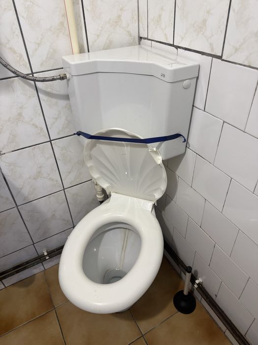 Vas WC cu cu tot cu bazin si capac , stare buna