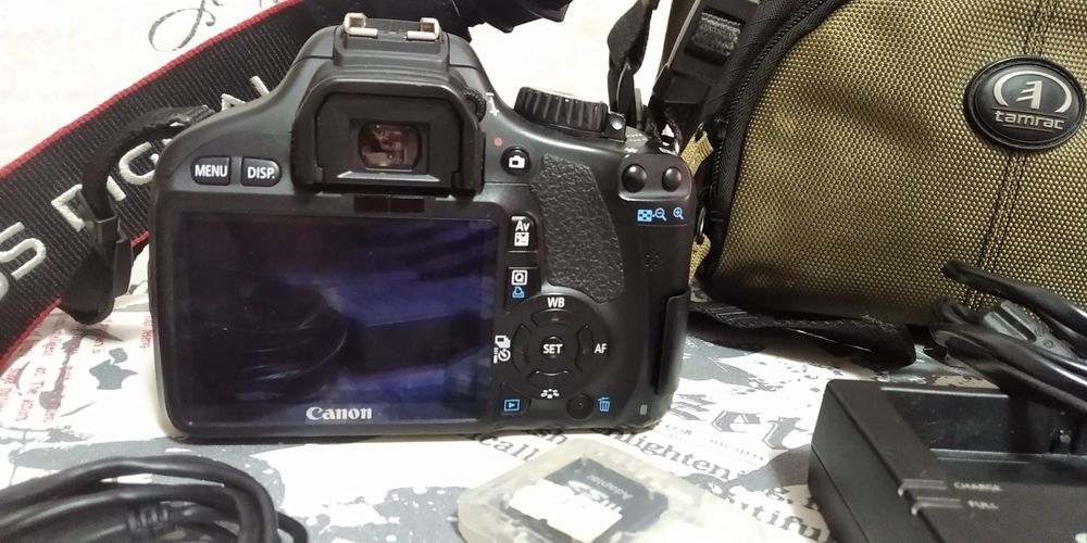 Продам зеркальный фотоаппарат EOS 550D