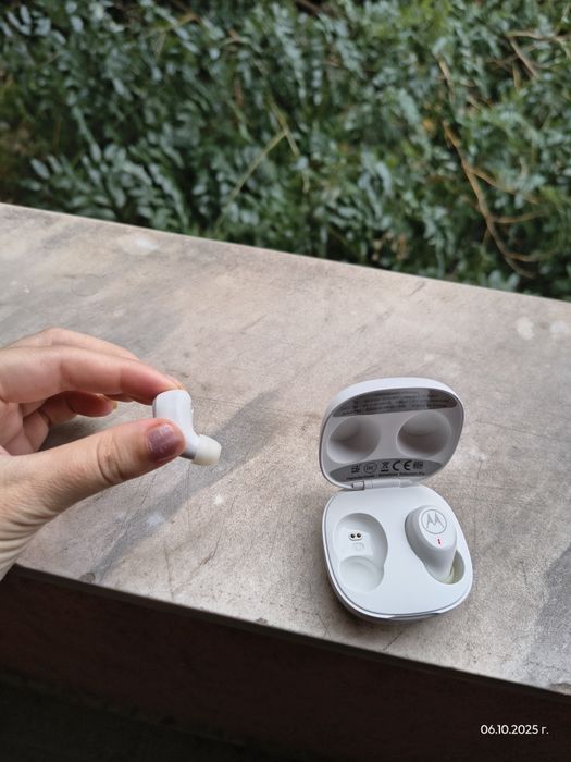 Безжични bluetooth слушалки moto buds