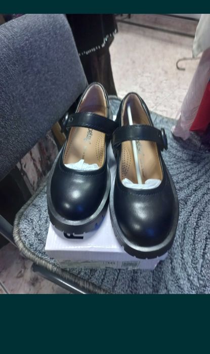 Продам новые школьные туфли 36р