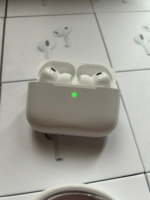 Vând căști AirPods Pro 3 în stare excelentă, perfect funcționale.