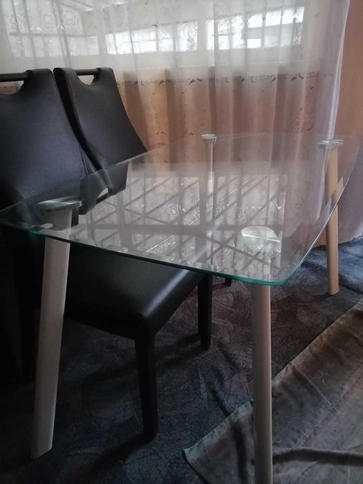 Masa de sticla cu scaune din piele.
