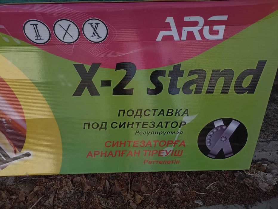 продаеться  синтезатор с подставкой