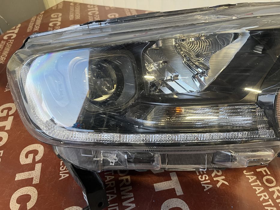 Фар Ford Ranger 2017