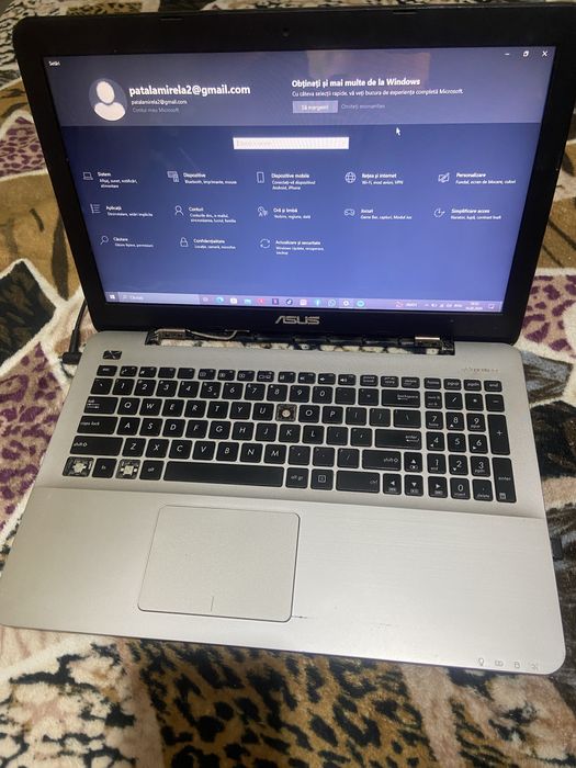 Laptop Asus , are cateva defecte , dar nu afecteaza fruntionarea.