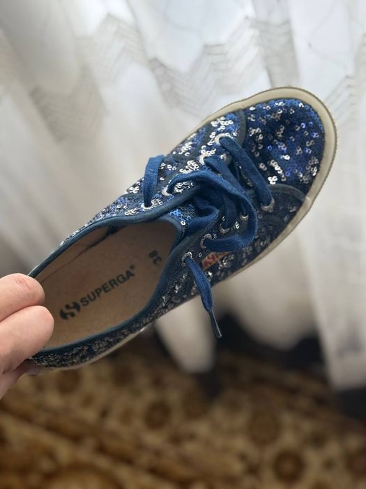 Продаются фирменные женские кроссовки.