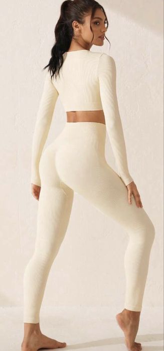 Клин и блуза в модерен цвят