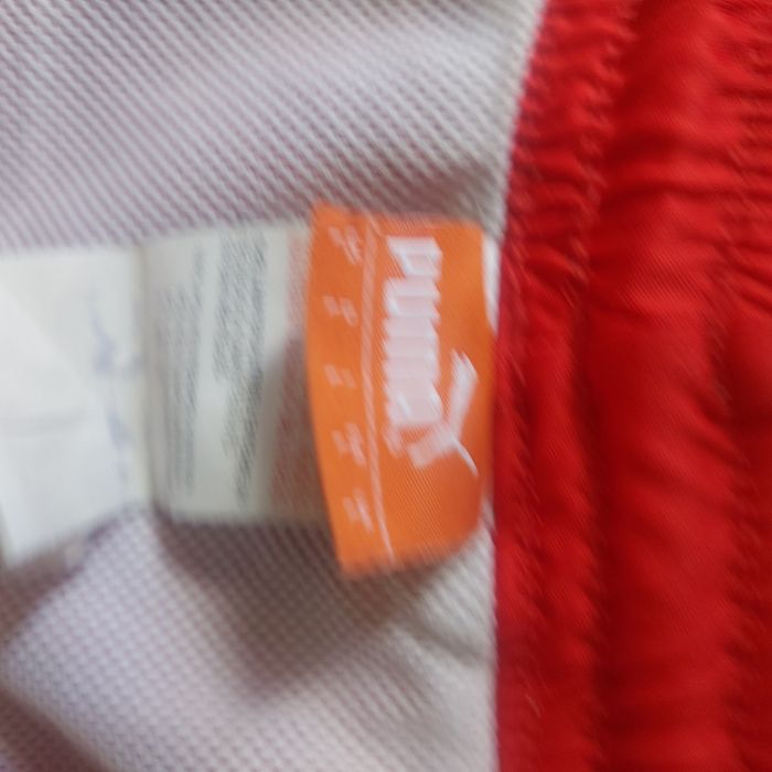 Vind pantaloni marca Puma marimea L și un tricou  marca Puma marimea S.