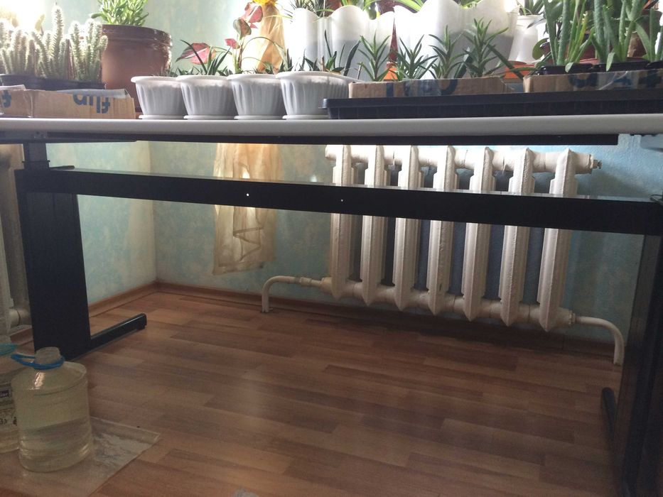 столик  стеклянный  под телевизор