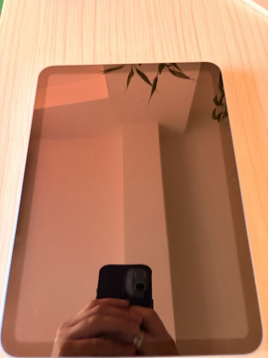 Ipad generatia a 10-a 64 GB + tastatura originala appel