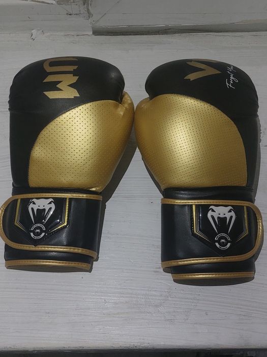 Продаю боксёрский перчатки Venum