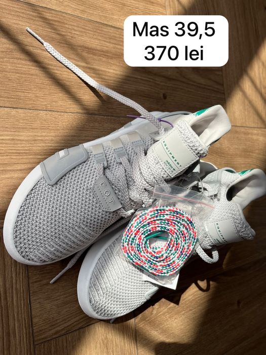 Adidasi noi cu eticheta