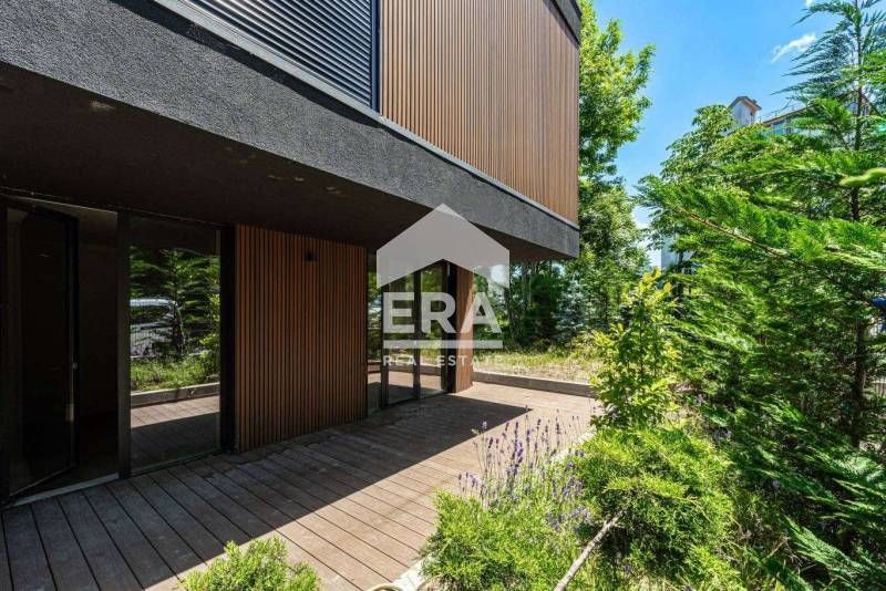 Прекрасен четиристаен апартамент с невероятни гледки към града и плани