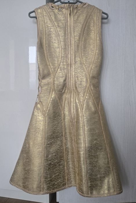 Чисто нова шармантна златна рокля