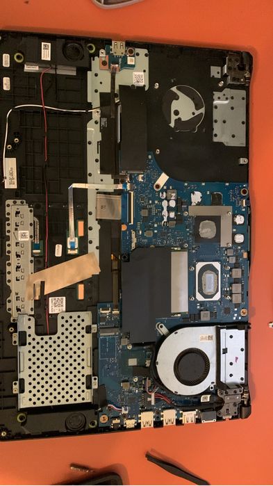 Curățare laptop, schimb pastă termică, înlocuire piese deteriorate