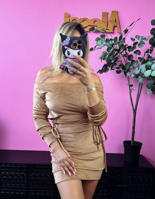 Rochiță catifea scurtă cu umeri goi și șireturi laterale