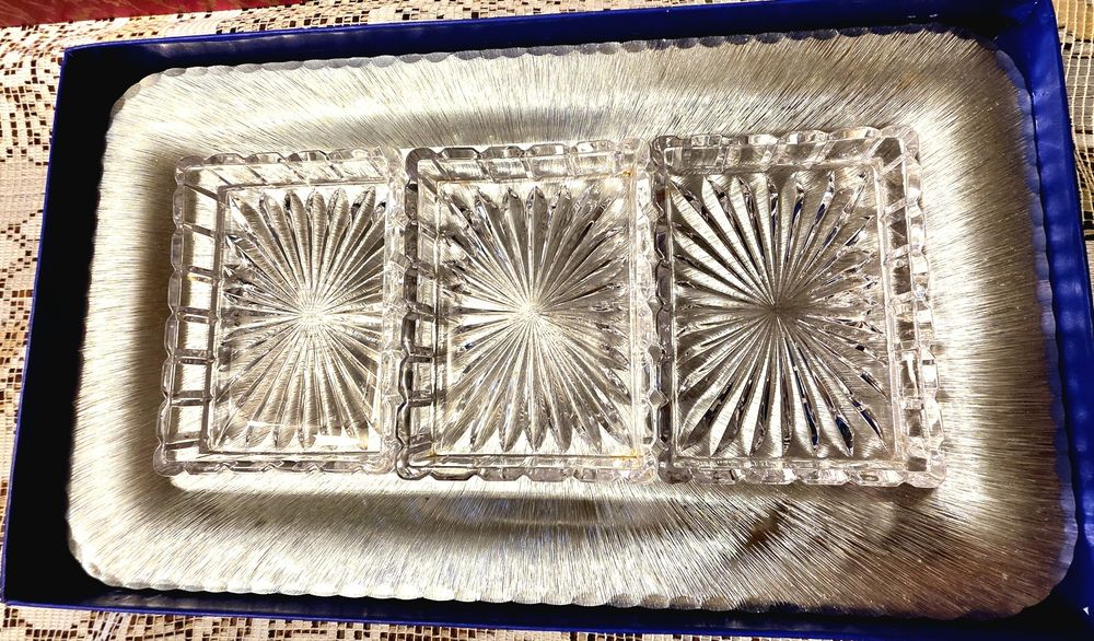 Set tava metal si 3 boluri cristal