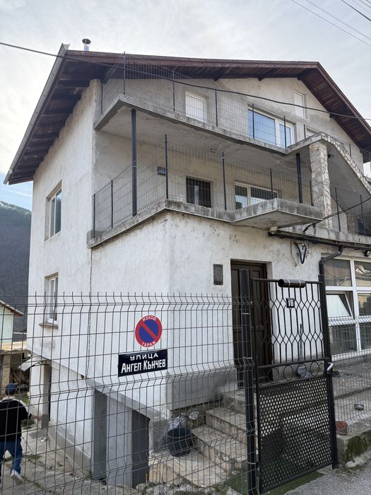 Голяма къща в град Своге