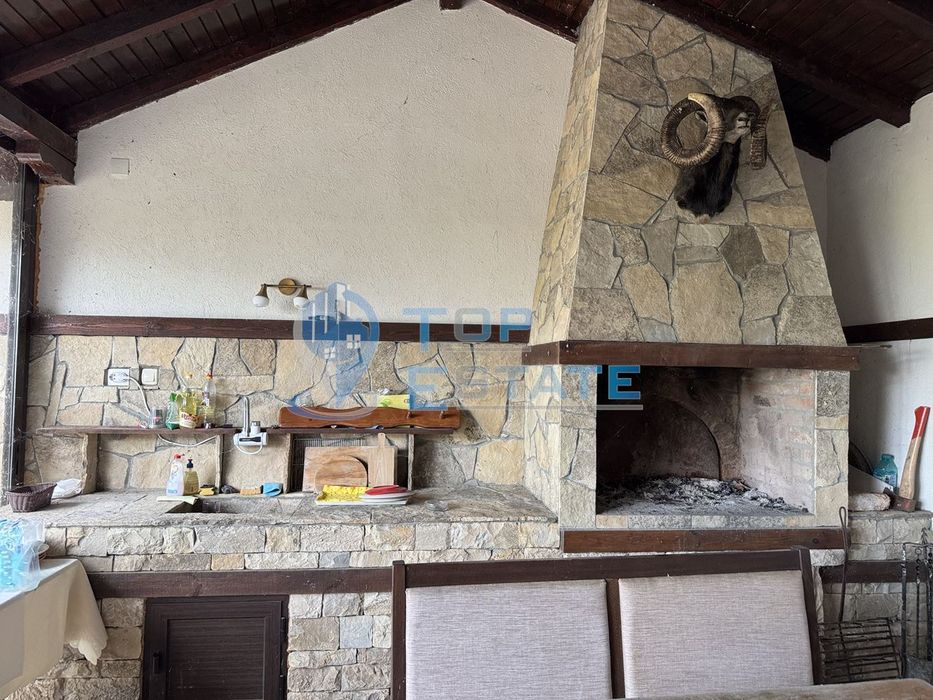 Къща с панорамна гледка във вилната зона между град Бяла Черкваи село