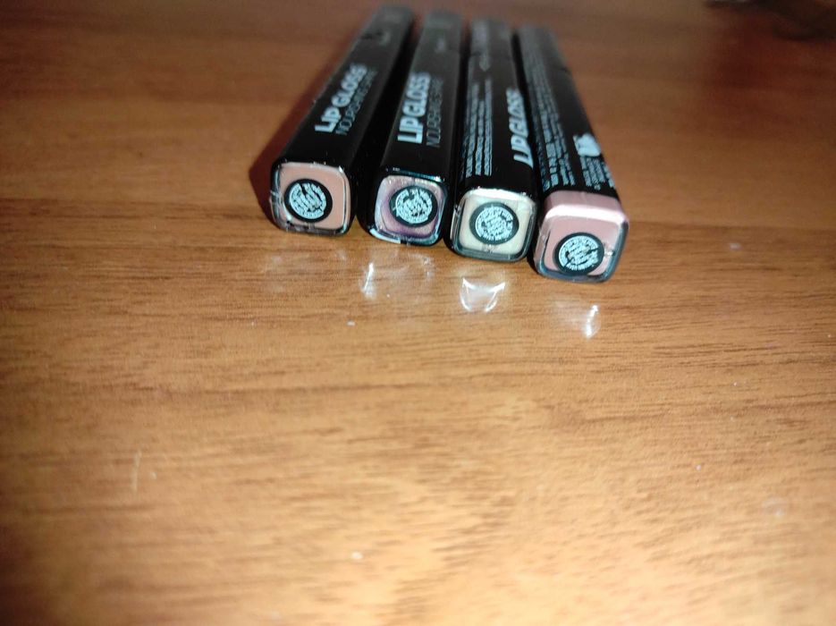 Подхранващ гланц за устни с блясък