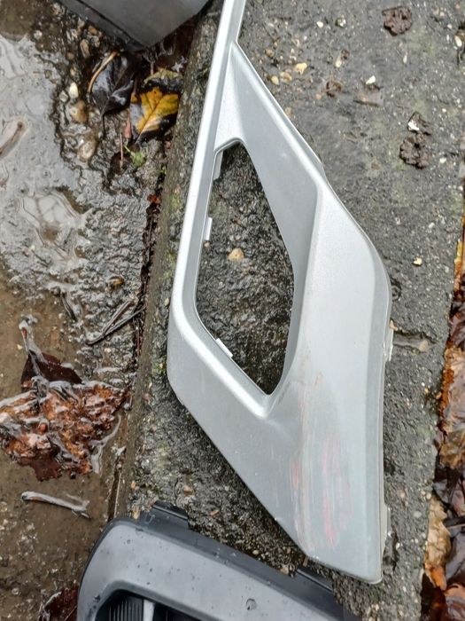 Bara fata SEAT ATECA 2024, cu spoiler si ornamente dreapta.