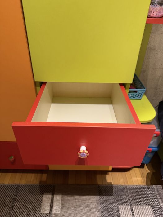 Яркий шкаф для детской комнаты