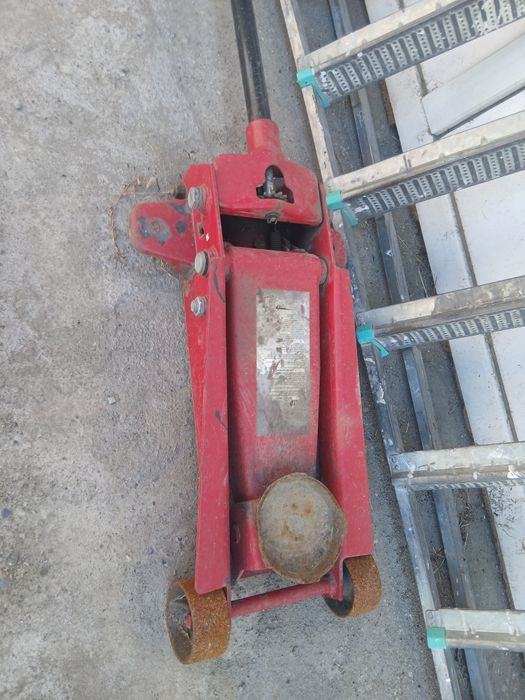 Продам домкрат автомобильный