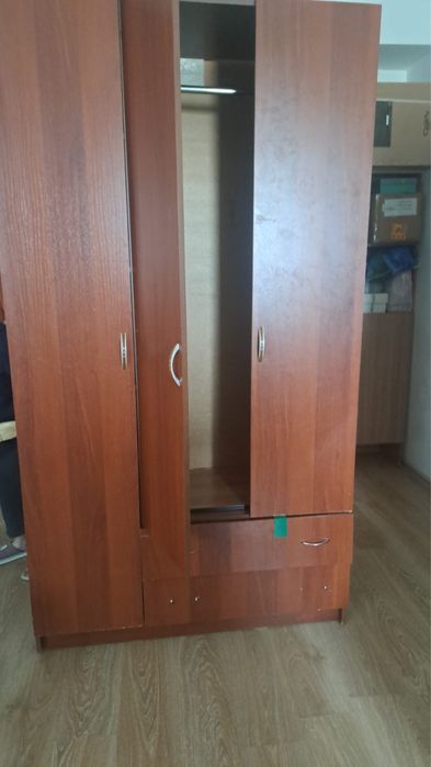 Отдам бесплатно шифонер и шкаф.