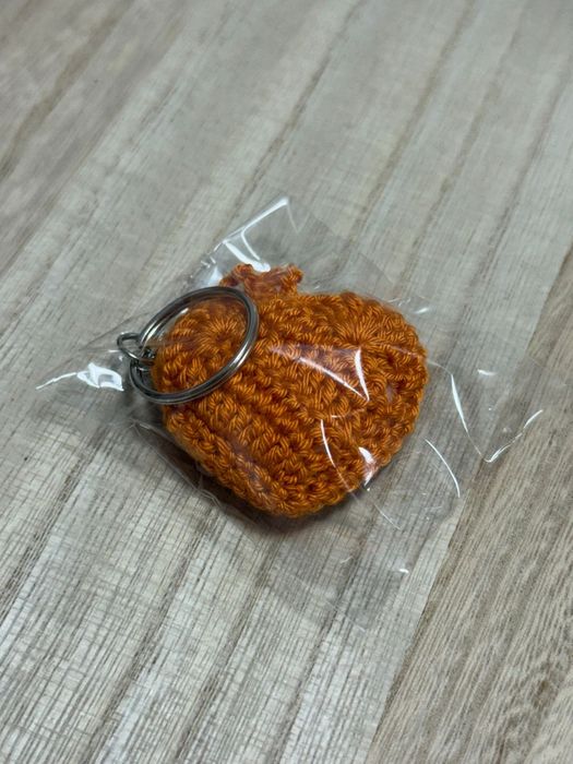 Breloc Inima Handmade Tricotat Portocaliu