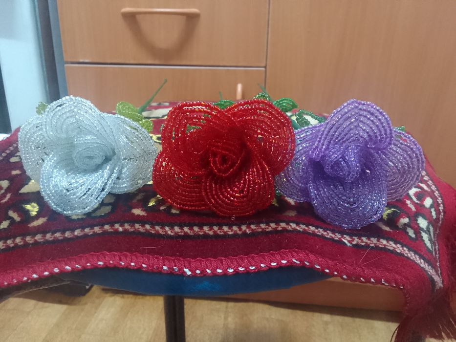 Продаю розы из бисера.