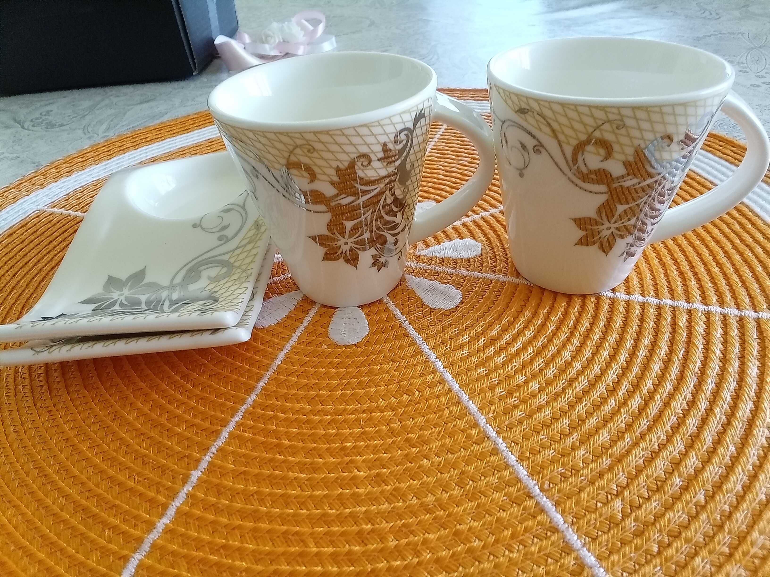 Чаши за кафе 2 броя и чинийки 2 броя в луксозна кутия fine bone china ...
