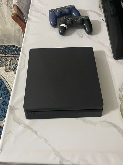 PS4 Slim 520 гб с куча игр ( в хорошем состаяние )
