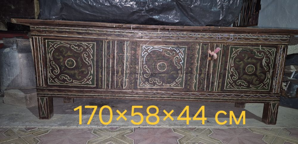 Сандықтар тағы басқа қол өнер сатылады