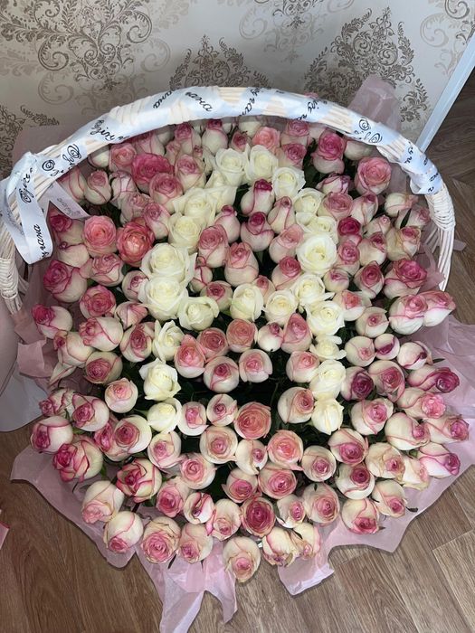 Цветы 151 штук розы