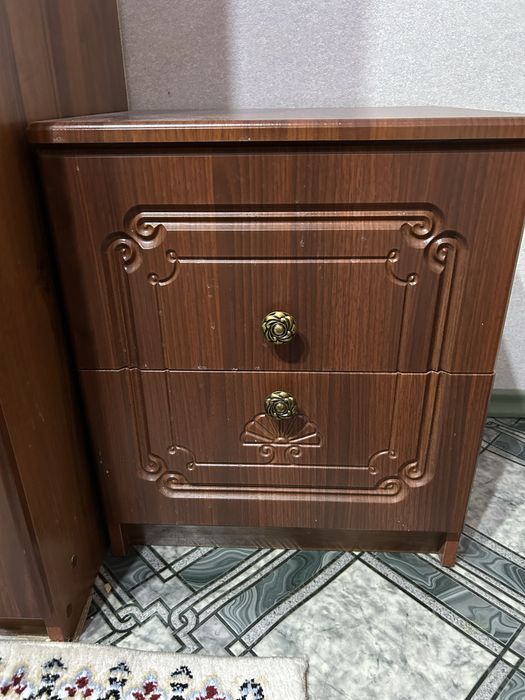 Продам камод ( две тумбочки в подарок )