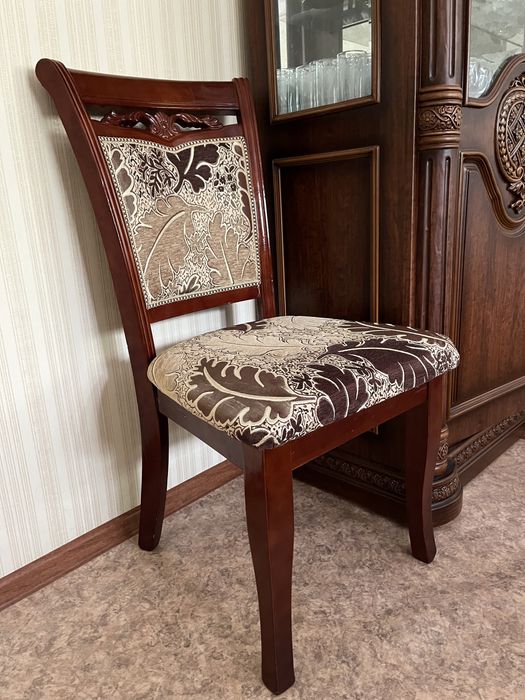 Стол со стулями и шкаф