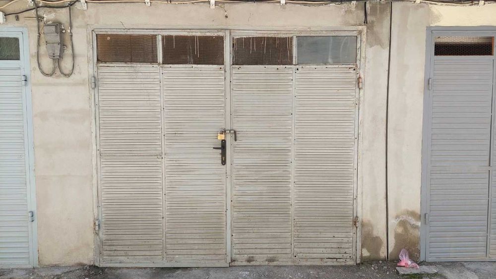 ПРОДАВАМ МАСИВНИ ЖЕЛЕЗНИ ГАРАЖНИ ВРАТИ В МНОГО ДОБРО СЪСТОЯНИЕ