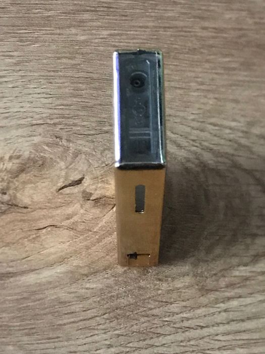 Златиста запалка  против вятър