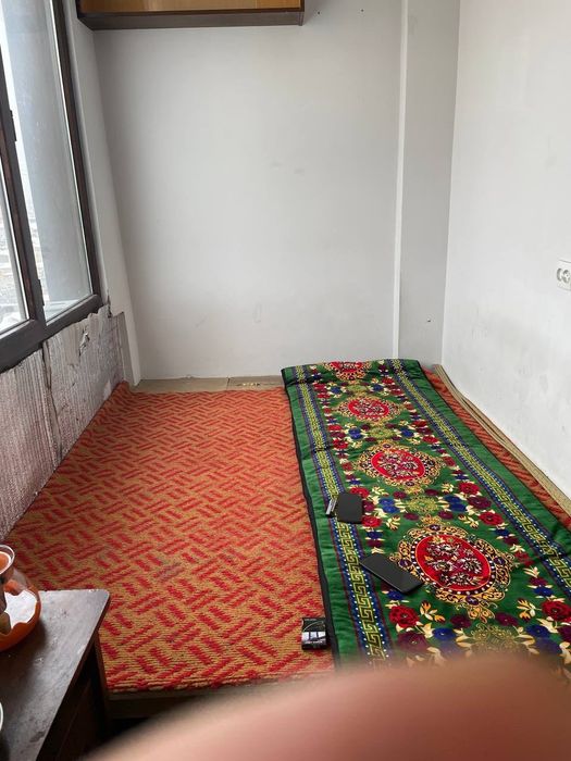 1 комната с балконом со всеми удобствами..
Ко