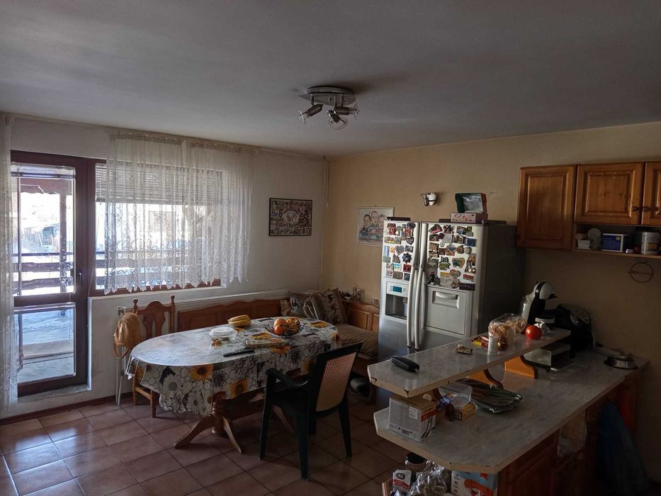 Собственик продава  масивна двуетажна къща с гараж в гр. Мартен