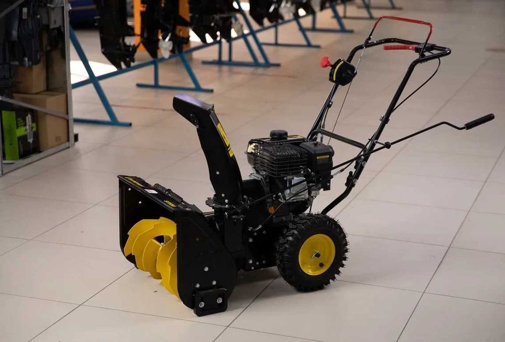 Снегоуборщик Champion ST556