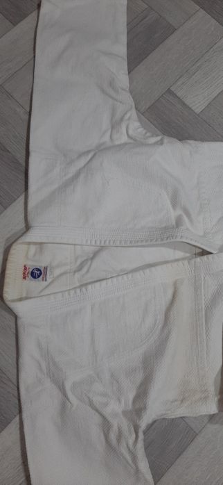 Продам кимоно для взрослого.