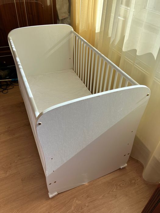 Vând pat pentru bebeluș, din lemn, cu saltea