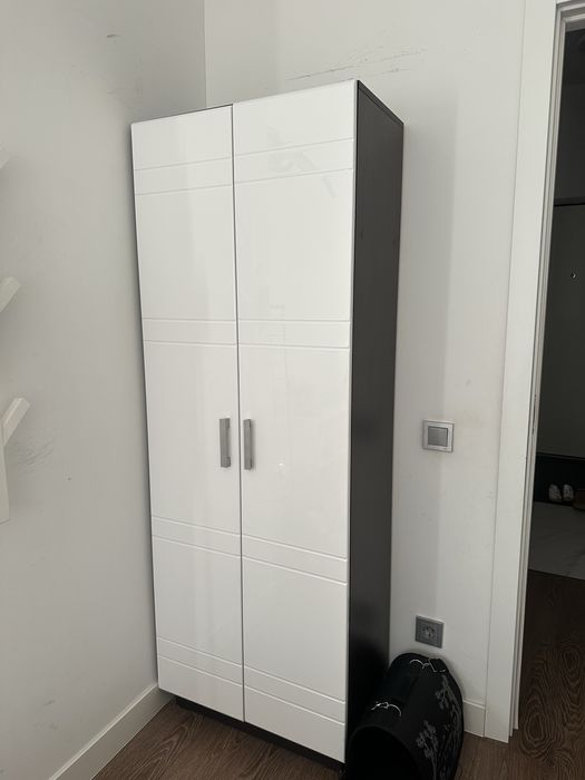 Шкаф б/у с белыми дверями